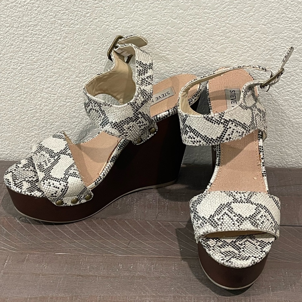 Steve Madden size 7.5 platform snakeskin strappy sandals
